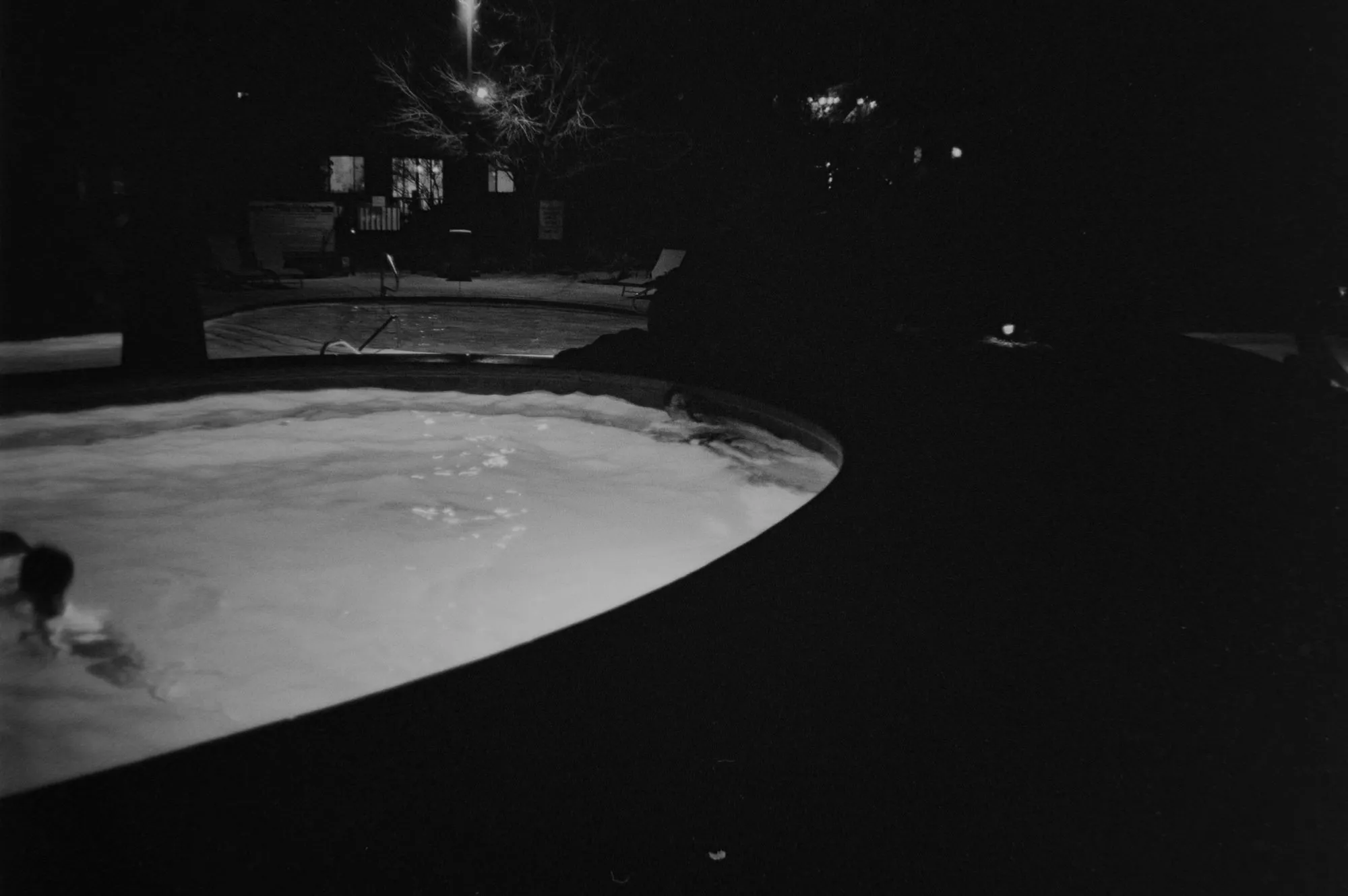 Jacuzzi iluminado de noche