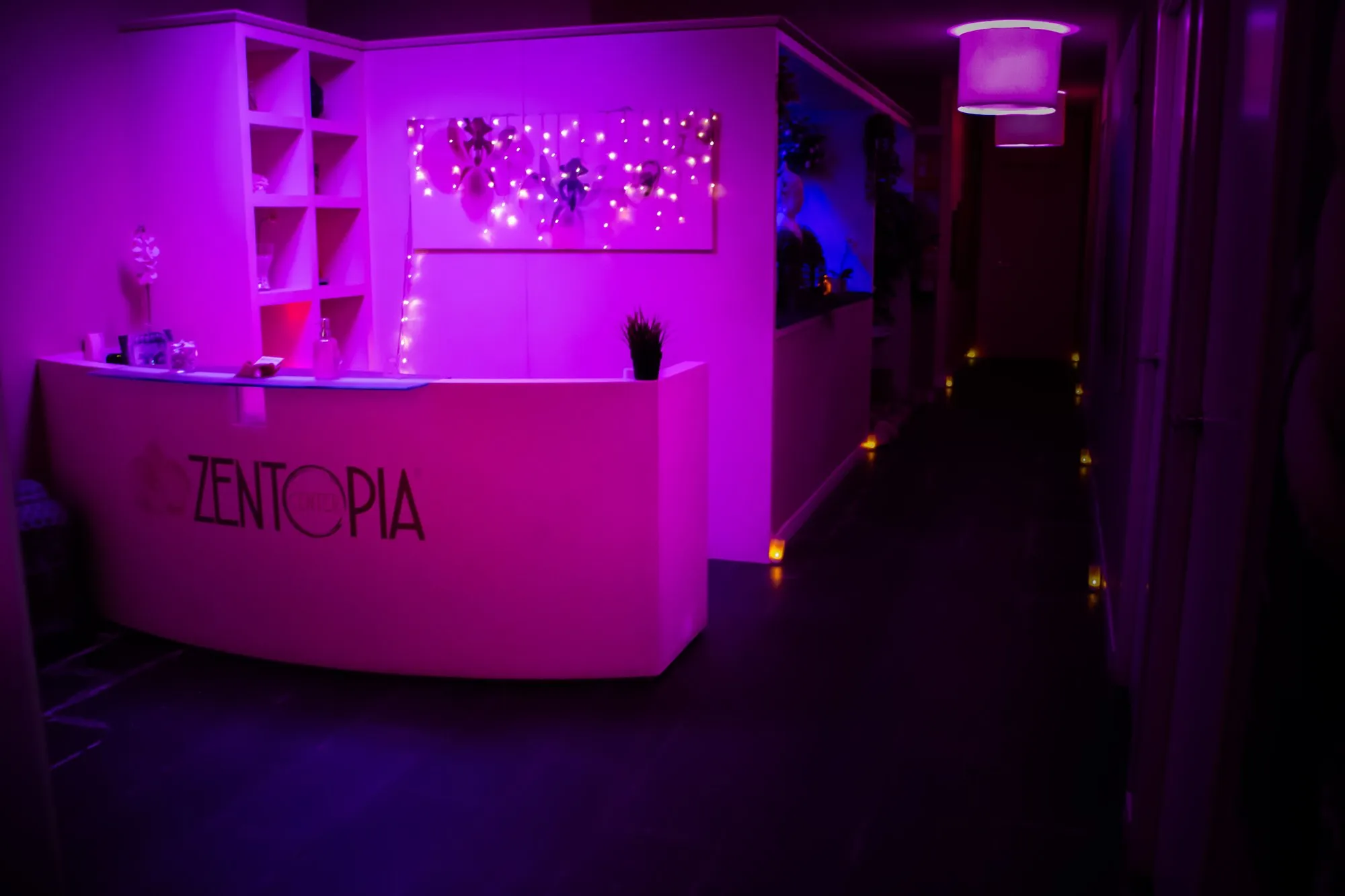 Sala amplia con camilla, butaca y luz azul