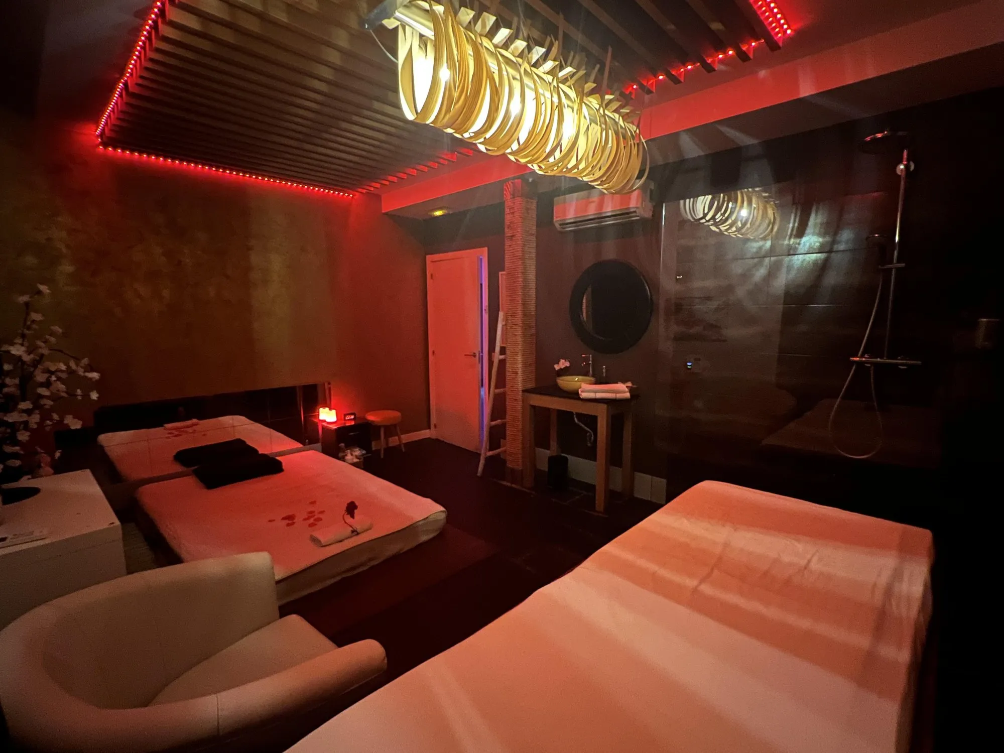 Dos camillas preparadas en una sala con luz roja